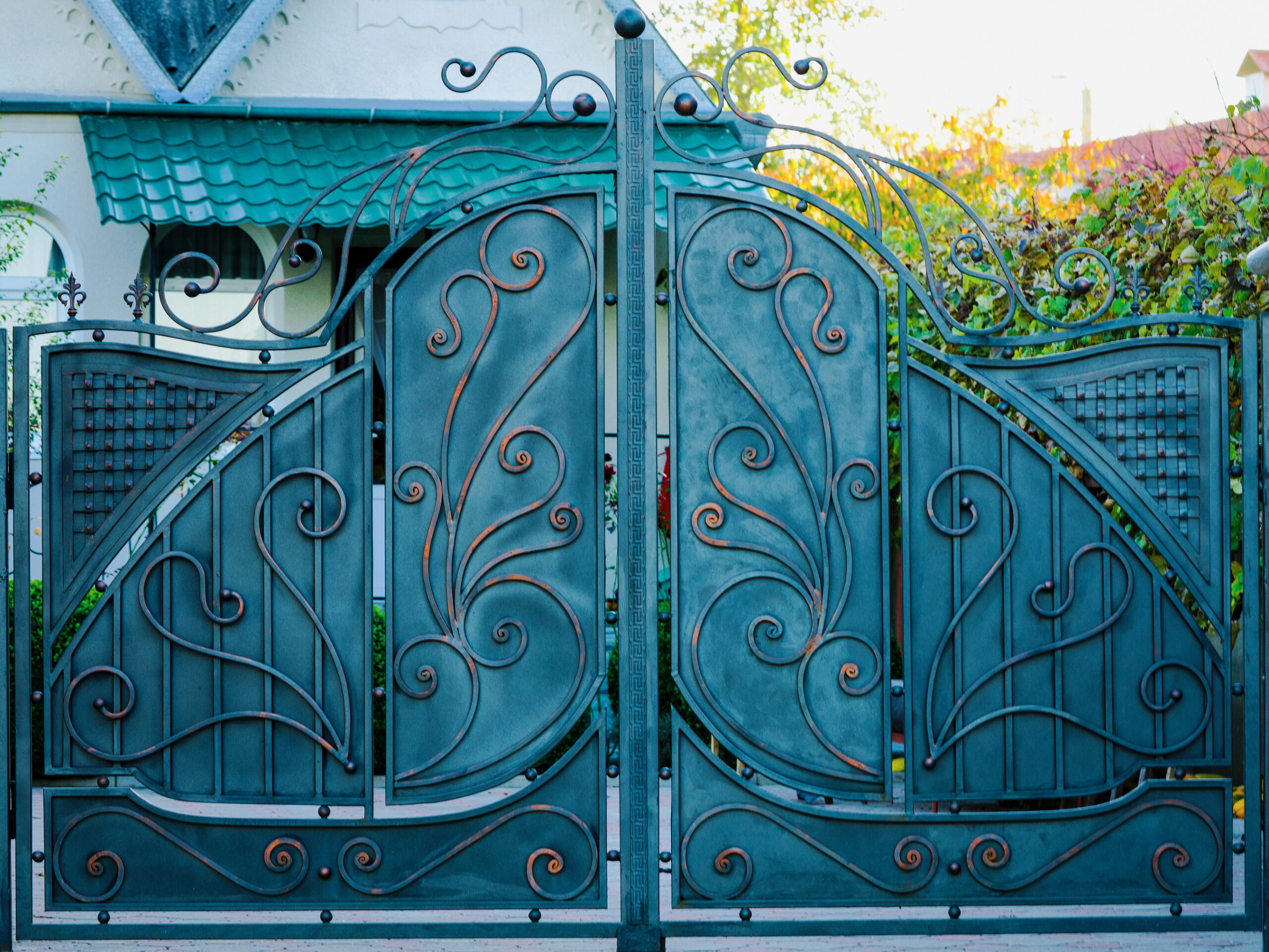 Stone fence and entrance gate with remote control